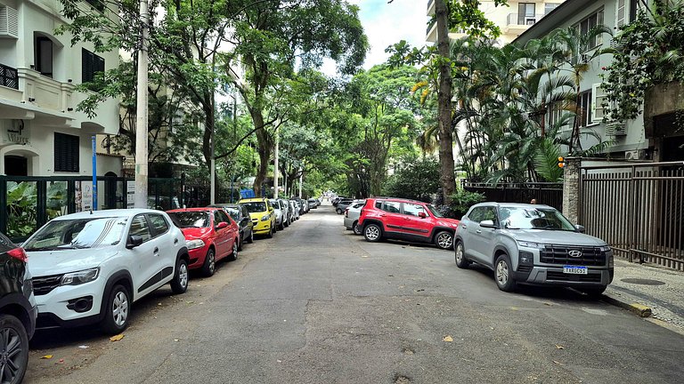 Paz y privacidad en una calle tranquila