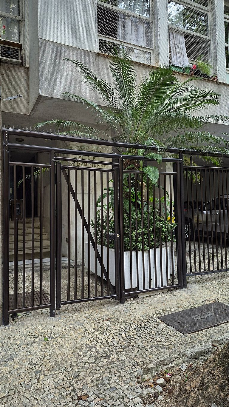 Paz y privacidad en una calle tranquila