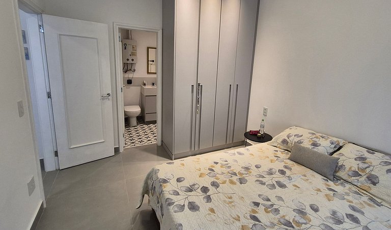 Quarto e sala 2 quadras da praia