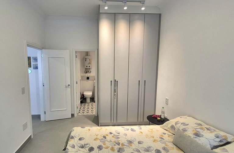 Quarto e sala 2 quadras da praia