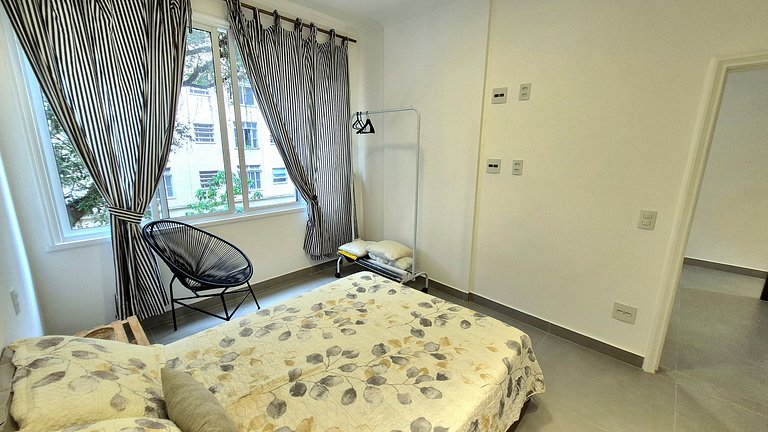 Quarto e sala 2 quadras da praia