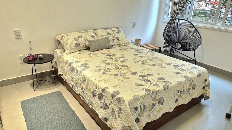 Quarto e sala 2 quadras da praia