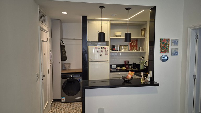 Quarto e sala 2 quadras da praia