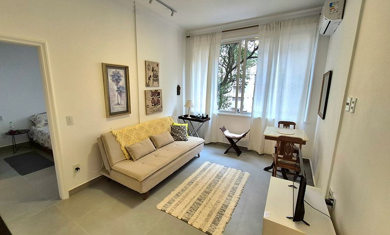 Quarto e sala 2 quadras da praia