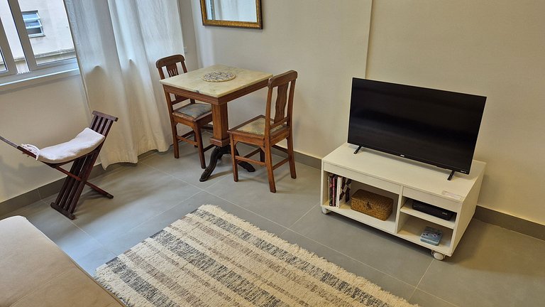 Quarto e sala 2 quadras da praia