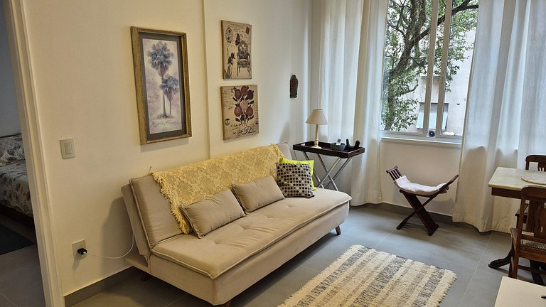 Quarto e sala 2 quadras da praia