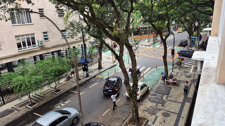 Quarto e sala 2 quadras da praia