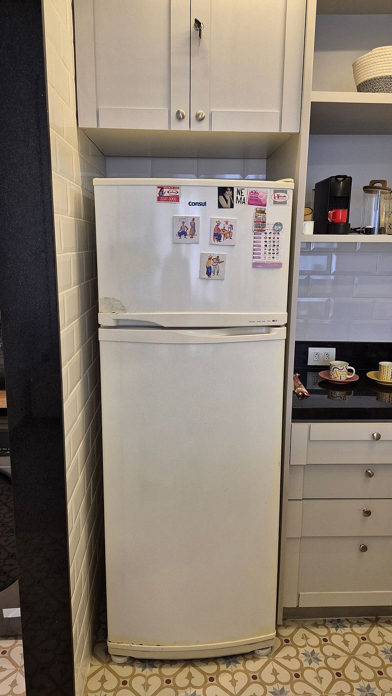 Quarto e sala 2 quadras da praia