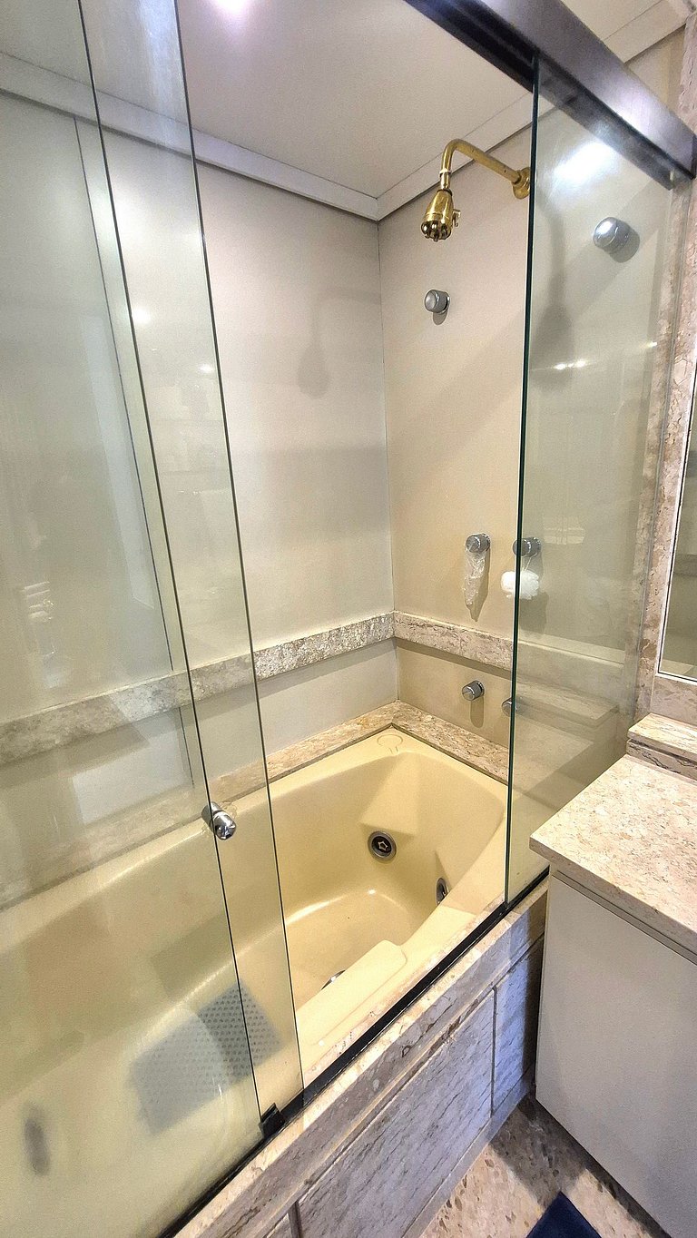 Ipanema, a uma quadra da praia, vista mar