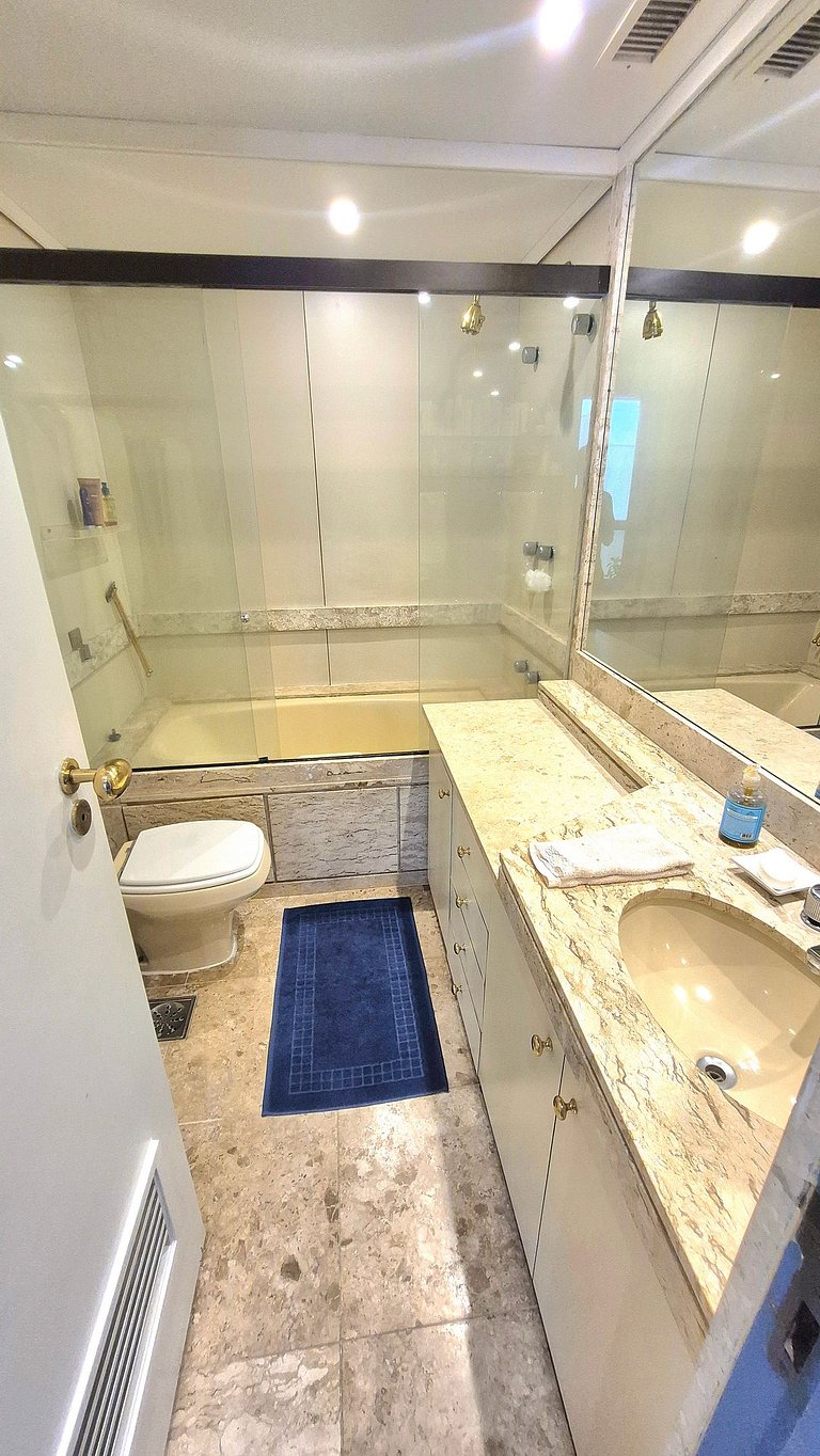 Ipanema a 1 cuadra de la playa con vista al mar.