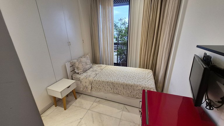 Ipanema, a uma quadra da praia, vista mar