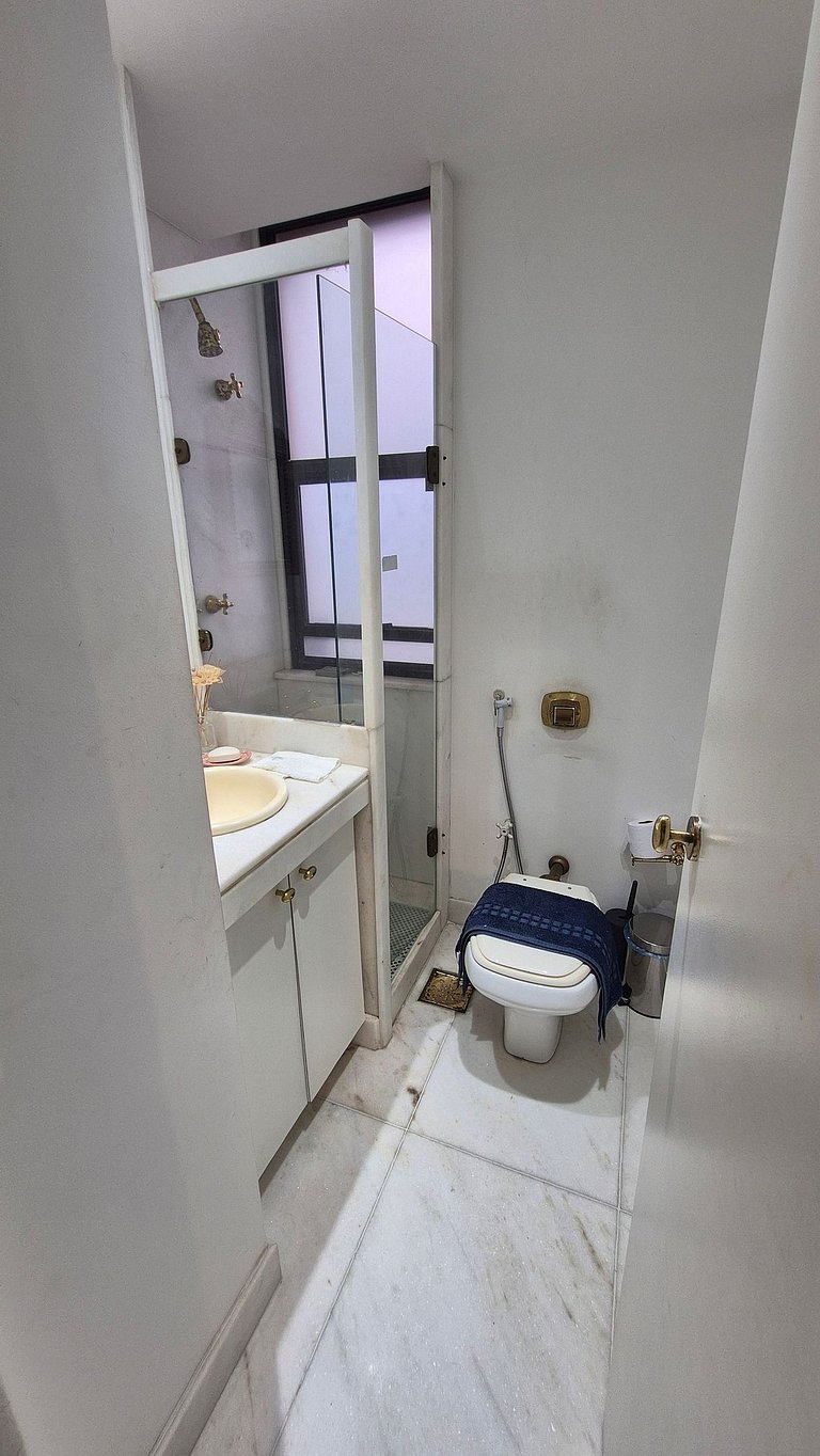 Ipanema, a uma quadra da praia, vista mar