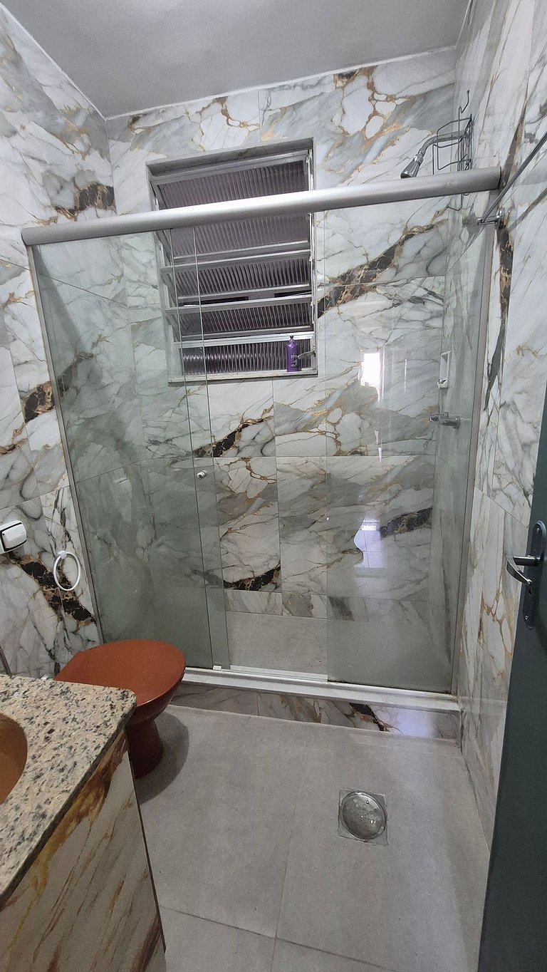 Copacabana, a 3 cuadras de la playa.