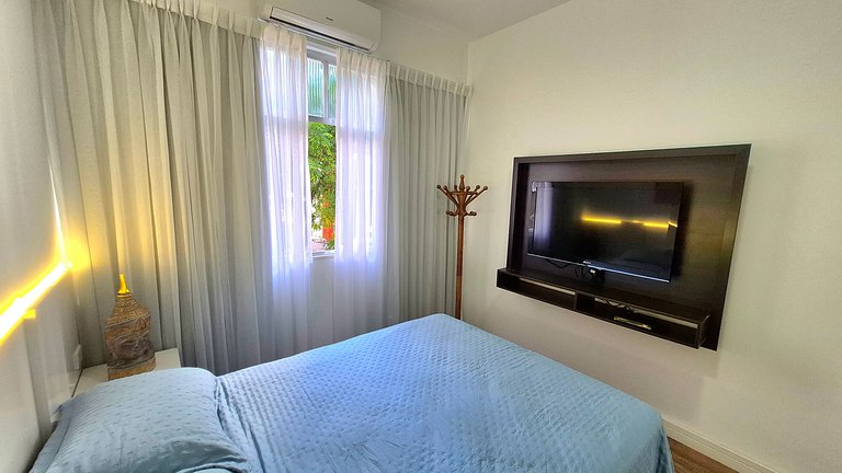 Cozy apartment only two blocks from the beach