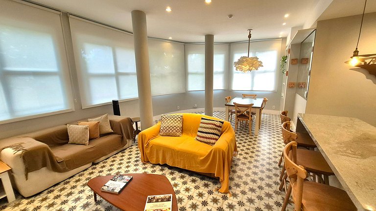 Modern and spacious near Leblon Beach