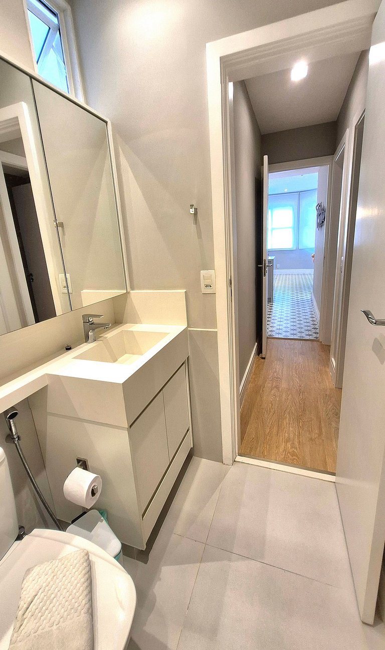 Modern and spacious near Leblon Beach