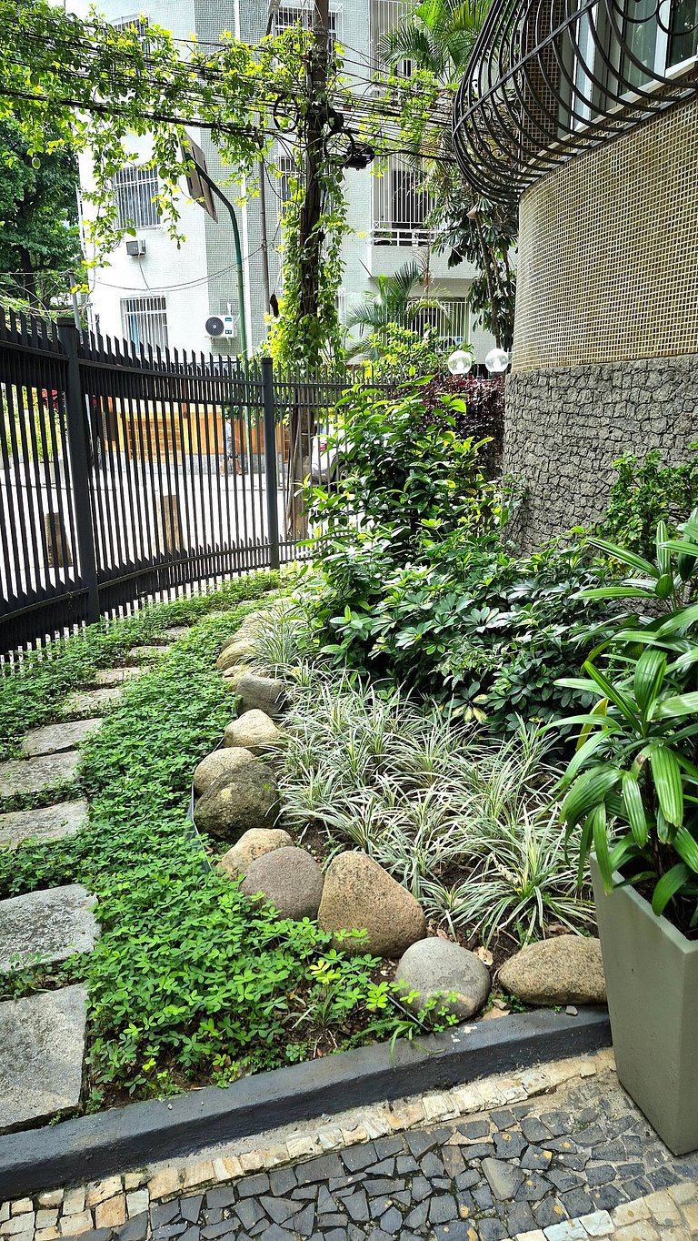 Modern and spacious near Leblon Beach