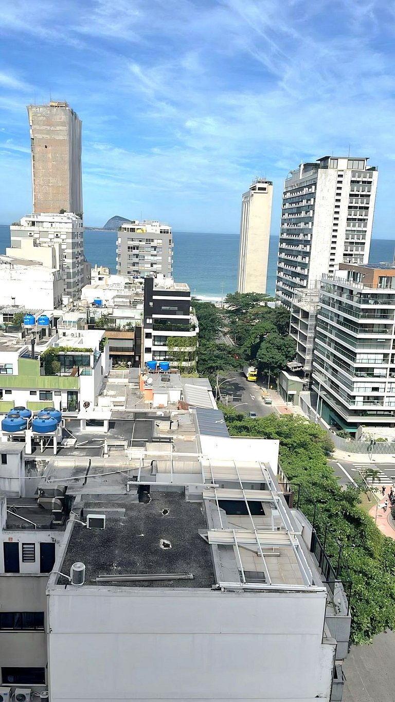 Leblon with sea view and garage.